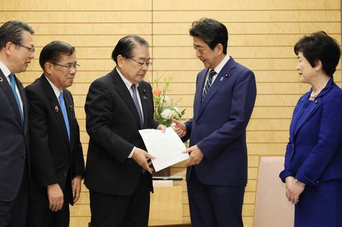 Photograph of the Prime Minister receiving the proposal (1)