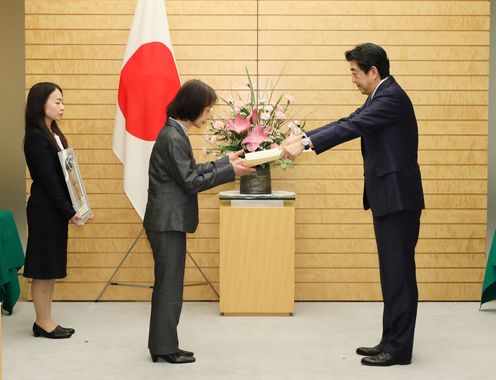 Photograph of the Prime Minister presenting a certificate of appreciation (1)