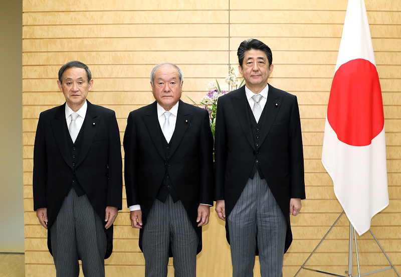 Photograph of the Prime Minister attending a photograph session with the newly appointed Minister Shunichi Suzuki (2)
