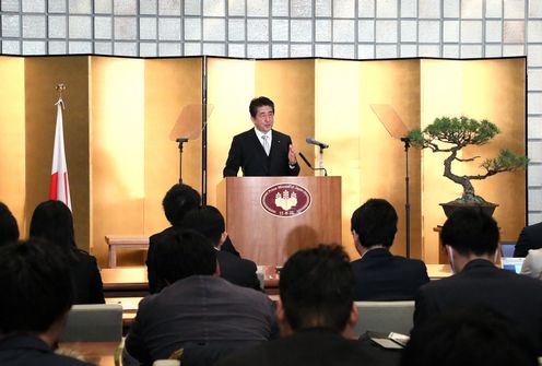 Photograph of the Prime Minister holding the press conference (2)