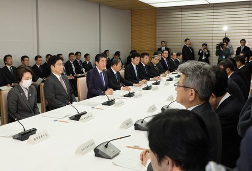 Photograph of the Prime Minister making a statement (2)