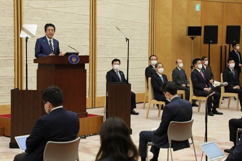 Photograph of the Prime Minister holding the press conference (2)