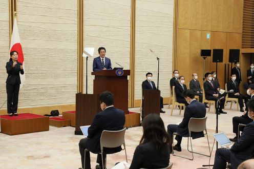 Photograph of the Prime Minister holding the press conference (3)