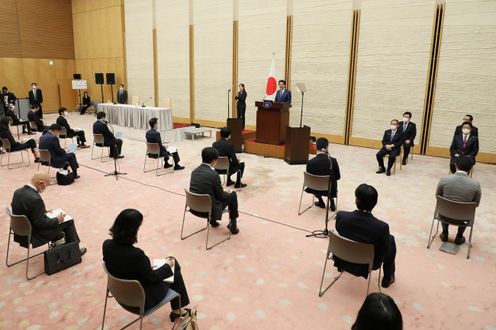 Photograph of the Prime Minister holding the press conference (4)