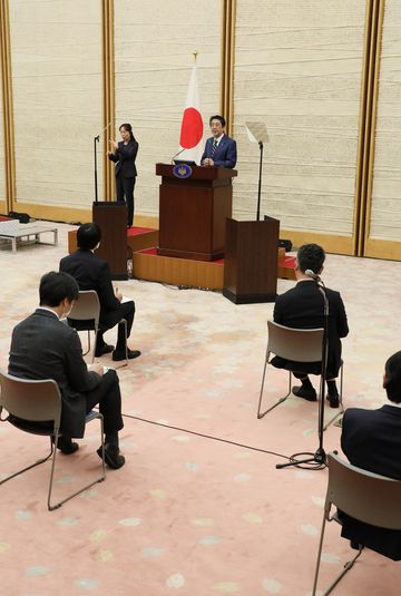 Photograph of the Prime Minister holding the press conference (5)