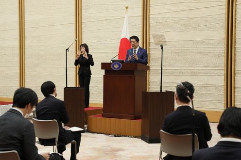 Photograph of the Prime Minister holding the press conference (6)