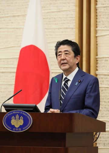 Photograph of the Prime Minister holding the press conference (7)