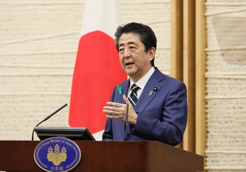 Photograph of the Prime Minister holding the press conference (9)