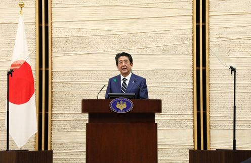 Photograph of the Prime Minister holding the press conference (10)