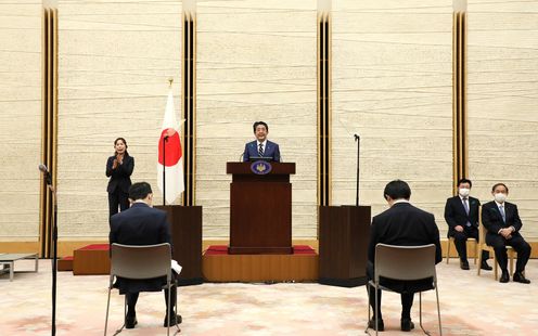 Photograph of the Prime Minister holding the press conference (11)