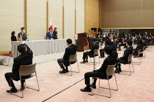 Photograph of the Prime Minister holding the press conference (16)