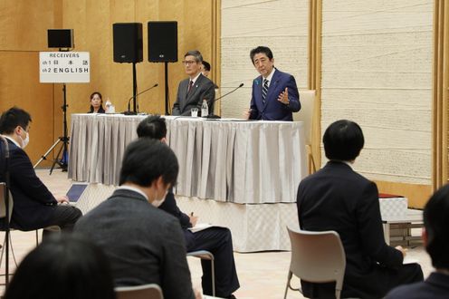 Photograph of the Prime Minister holding the press conference (18)