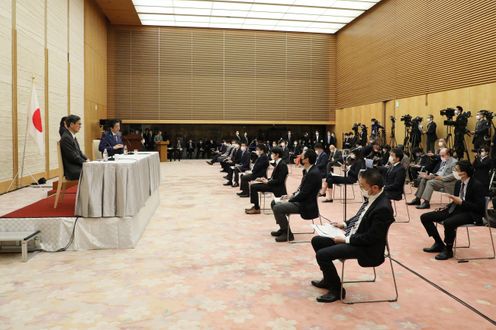 Photograph of the Prime Minister holding the press conference (19)