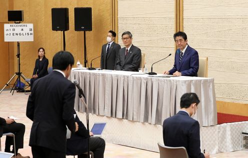 Photograph of the Prime Minister holding the press conference (25)