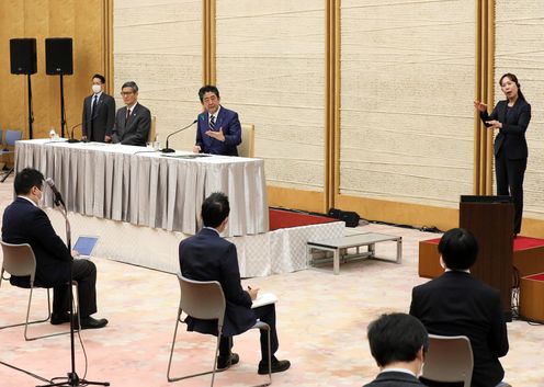 Photograph of the Prime Minister holding the press conference (26)