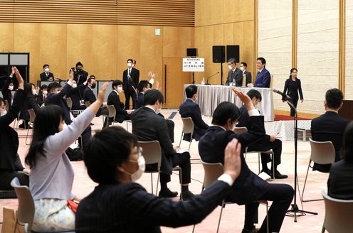 Photograph of the Prime Minister holding the press conference (28)