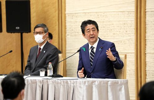 Photograph of the Prime Minister holding the press conference (29)