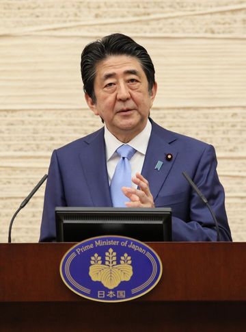 Photograph of the Prime Minister holding the press conference (3)