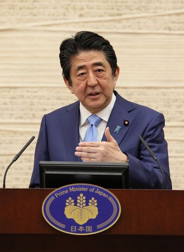 Photograph of the Prime Minister holding the press conference (4)