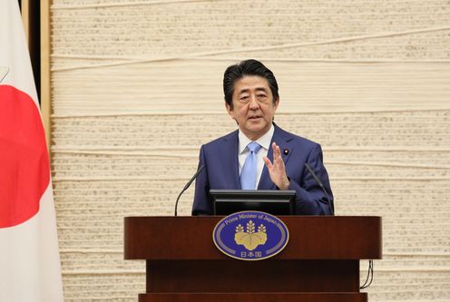 Photograph of the Prime Minister holding the press conference (5)