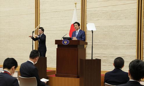 Photograph of the Prime Minister holding the press conference (8)