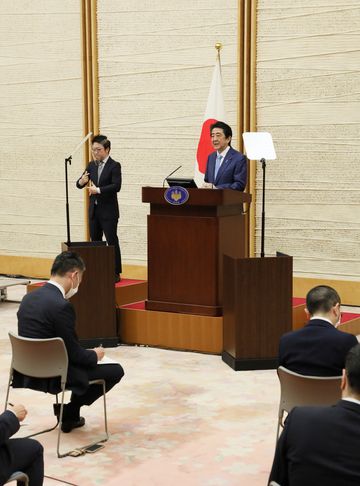 Photograph of the Prime Minister holding the press conference (9)