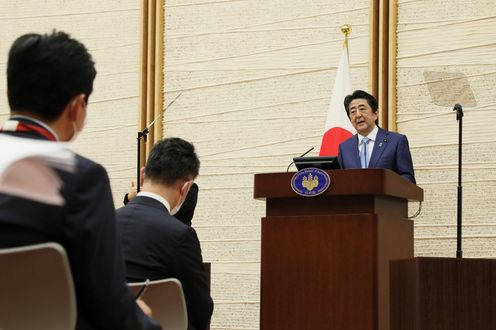 Photograph of the Prime Minister holding the press conference (10)