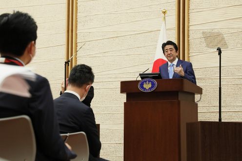 Photograph of the Prime Minister holding the press conference (11)