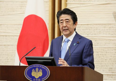 Photograph of the Prime Minister holding the press conference (13)