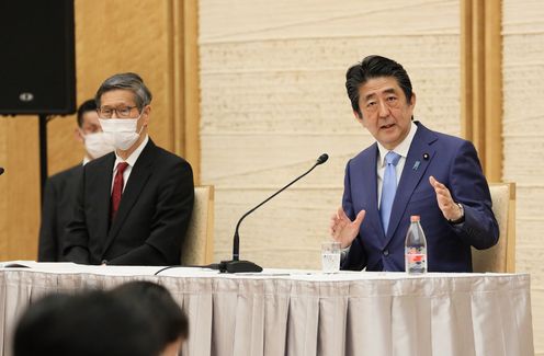 Photograph of the Prime Minister holding the press conference (21)