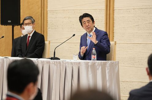 Photograph of the Prime Minister holding the press conference (22)