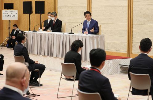 Photograph of the Prime Minister holding the press conference (23)