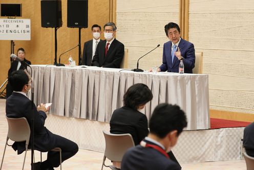 Photograph of the Prime Minister holding the press conference (24)