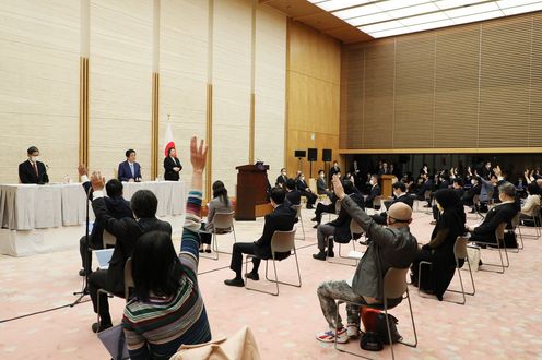 Photograph of the Prime Minister holding the press conference (26)