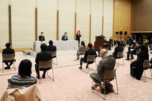 Photograph of the Prime Minister holding the press conference (27)