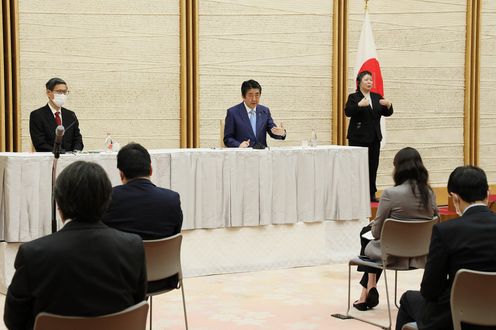 Photograph of the Prime Minister holding the press conference (28)