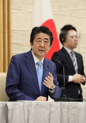 Photograph of the Prime Minister holding the press conference (30)