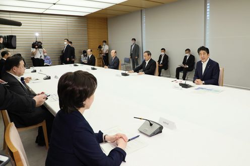 Photograph of the Prime Minister delivering a statement (5)