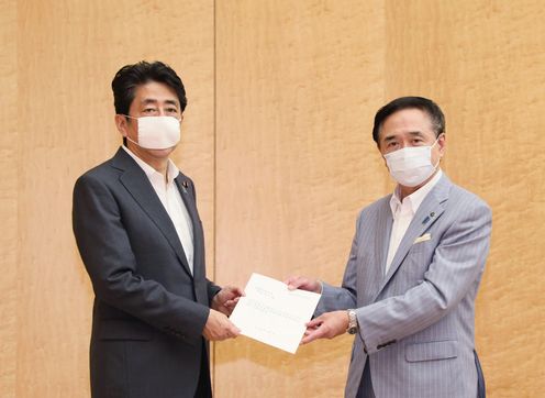 Photograph of the Prime Minister receiving a written request from the Governor of Kanagawa Prefecture