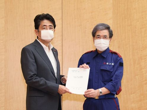 Photograph of the Prime Minister receiving a written request from the Governor of Kumamoto Prefecture 