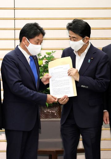 Photograph of the Prime Minister receiving the proposal (2)