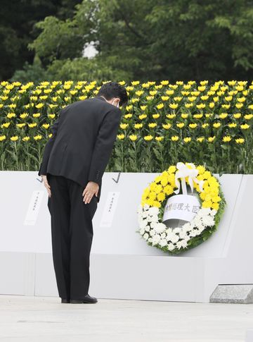 Photograph of the Prime Minister laying a wreath