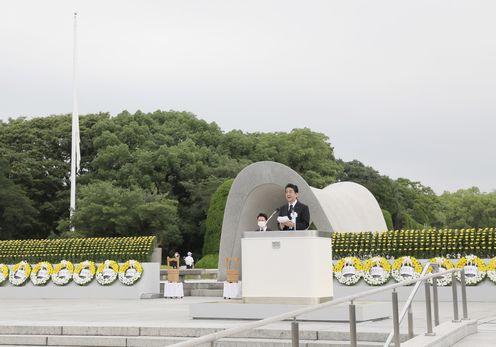 Photograph of the Prime Minister delivering an address (2)