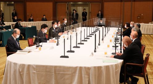 Photograph of the Prime Minister listening to requests from representatives of atomic bomb survivors (1)