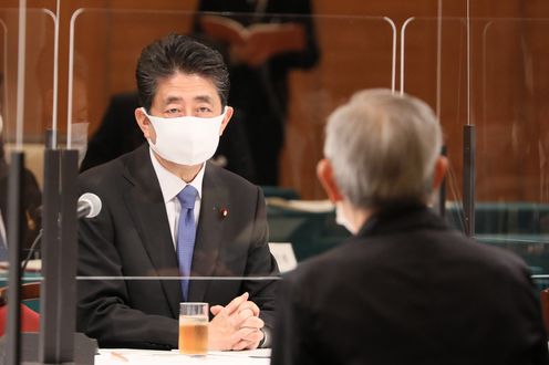 Photograph of the Prime Minister listening to requests from representatives of atomic bomb survivors (2)