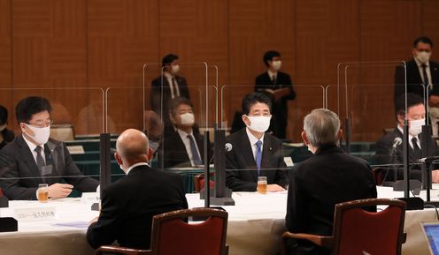 Photograph of the Prime Minister listening to requests from representatives of atomic bomb survivors (3)