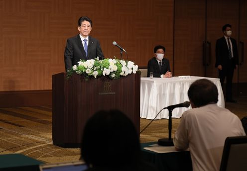 Photograph of the Prime Minister holding a press conference (1)