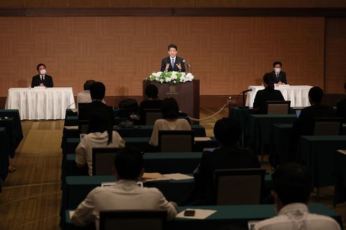 Photograph of the Prime Minister holding a press conference (2)