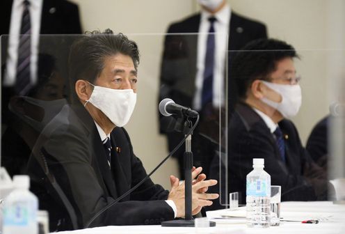 Photograph of the Prime Minister listening to requests from representatives of atomic bomb survivors (1)