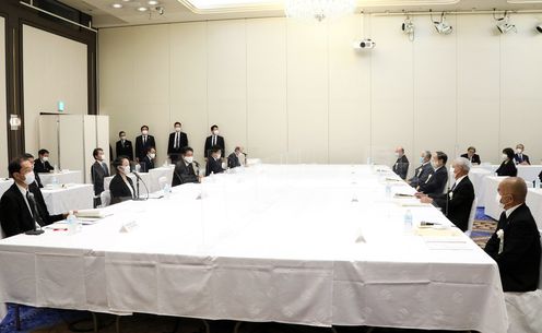 Photograph of the Prime Minister listening to requests from representatives of atomic bomb survivors (2)